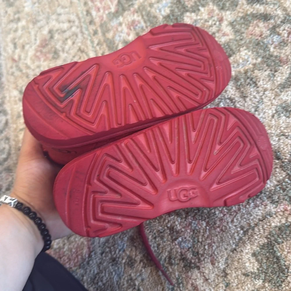 UGG vibrate red